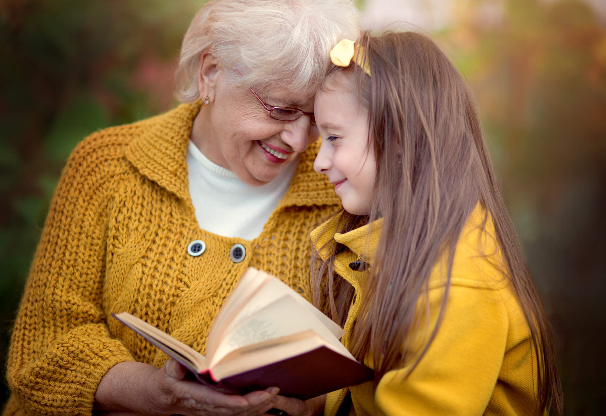 Читать книгу внучка. Бабушка и внучка. Бабушка и внук. Бабушка с внучкой в осеннем парке. Фотосессия с бабушкой.